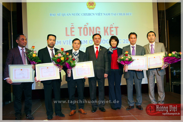 Đại sứ Đỗ Hòa Bình (đứng giữa) và Trưởng ban công tác cộng đồng Phan Ý Nhi, chụp ảnh chung với các tập thể, cá nhân được Đại sứ tặng giấy khen