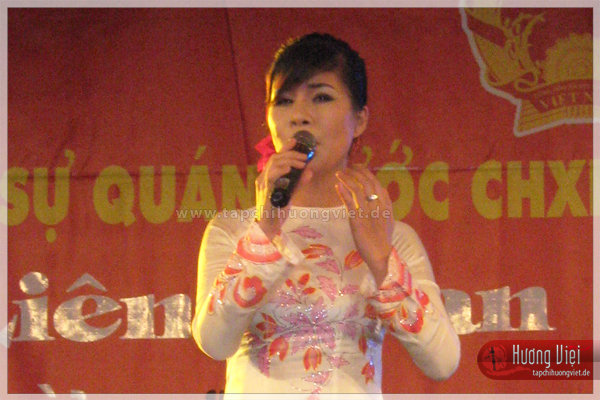 Ca sĩ Linh Hoa biểu diễn tại Frankfurt