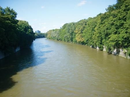 Sông Isar nhìn từ cầu Luitpold ngay trung tâm Munich