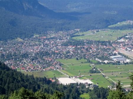 Garmisch-Partenkirchen nhìn từ trên núi