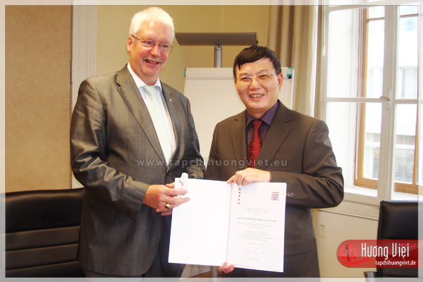 Phó Thủ hiến bang Hessen Jörg Uwe Hahn trao bằng khen của bang cho TLS Nguyễn Hữu Tráng