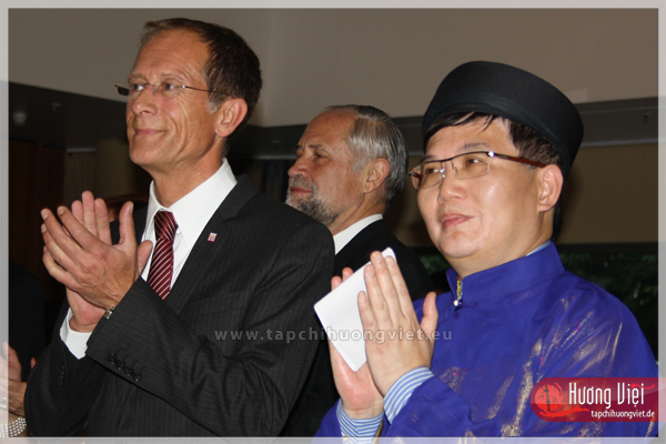 Ông Axel Wintermeyer, Bộ trưởng Chánh Văn phòng Chính phủ bang Hessen (trái)