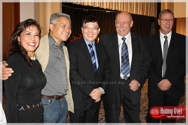 và bà con người Việt tại Đức cùng TLS Nguyễn Hữu Tráng.