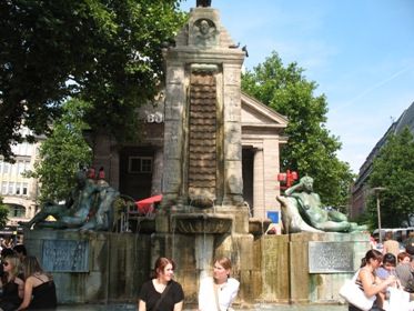 Giới trẻ Hamburg ngồi chơi giữa trung tâm thành phố