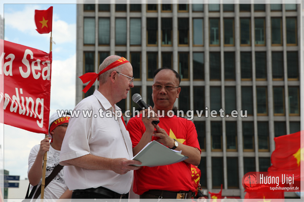 Tiến sĩ Sử học Peter Knost đang phát biểu tại cuộc biểu tình chống TQ ngày 9/7/2011 tại Berlin