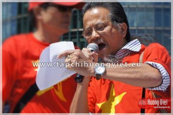 Tác giả Thế Dũng tại cuộc biểu tình, Berlin 9/7/11