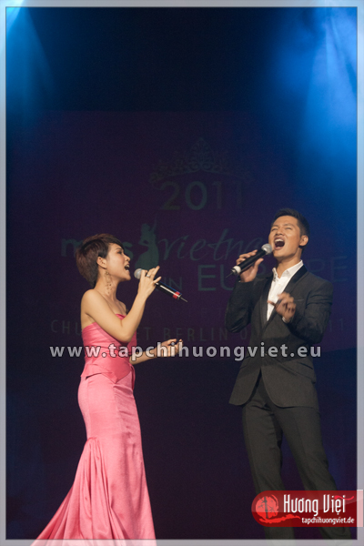 Uyên Linh biểu diễn cùng Đức Tuấn trong đêm chung kết Hoa hậu người Việt Châu Âu 2011. Ảnh: www.tapchihuongviet.eu