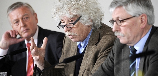 Dr. Friedemann Greiner (trái), lãnh đạo Evangelichen Akademie Tutzing, Nhà văn Johano Strasser (giữa), Thilo Sarrazin tác giả cuốn sách: Nước Đức tự hủy diệt (phải)
