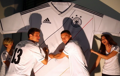ĐT Đức giới thiệu mẫu áo mới cho Euro 2012