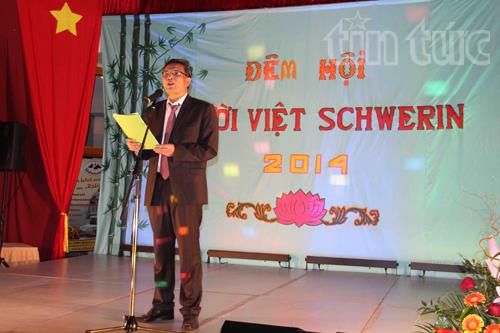 Ông Trần Văn Hạnh, thay mặt Ban chấp hành lâm thời Hội người Việt tại Schwerin, phát biểu khai mạc buổi gặp mặt cuối năm.